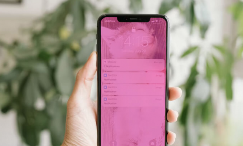 Màn hình iPhone 13 bị chảy mực, có thay được không?