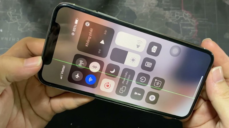 Màn hình iPhone 13 bị sọc ngang/dọc, sửa thế nào