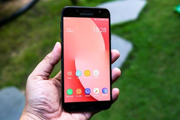 Samsung Galaxy J7 2016 sở hữu công nghệ màn hình Super AMOLED